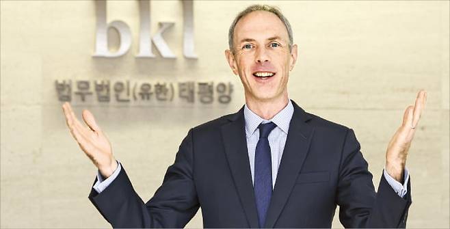 크리스 테일러 태평양 변호사가 지난 9일 서울 공평동 법무법인 태평양 사무소에서 해외 클라이언트 수임 강화 방안을 설명하고 있다.  임형택 기자