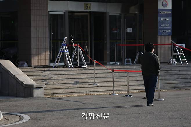 윤석열 대통령에 대한 체포영장이 재발부된 지 엿새째인 12일 경기 과천시 고위공직자범죄수사처 앞에 포토라인이 쳐져있다. 이준헌 기자