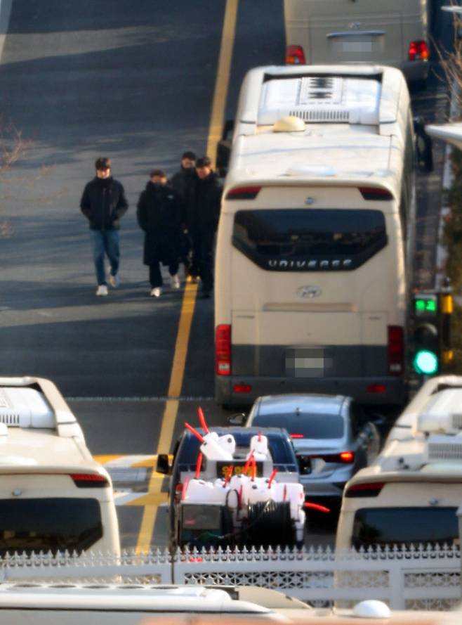 관저로 들어간 ‘플라스틱통’ 용도는? 12일 오전 서울 용산구 한남동 대통령 관저 진입로에 플라스틱통을 실은 트럭이 들어서고 있다. 연합뉴스