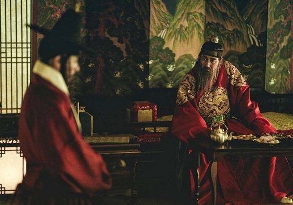 사진은 영화 ‘전, 란’(감독 김상만·2024)의 한 장면으로, 주인공 천영이 낮은 신분의 백성으로서 왜군에 맞서 싸워 공을 세운 점 등에서 홍계남을 떠올리게 한다.