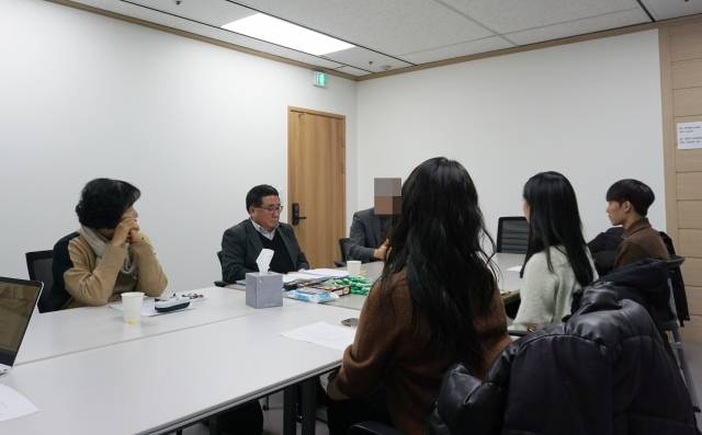 20대와 60대 취준생 6명이 지난달 19일 서울 여의도 국민일보 회의실에서 자신들이 겪는 취업난에 대해 이야기하고 있다.