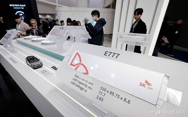지난해 3월 6일 서울 강남구 코엑스에서 열린 '인터배터리 2024' SK온 부스에서 관람객들이 배터리셀 등을 살펴보고 있다./사진=뉴시스