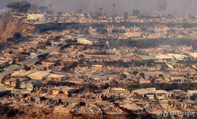 지난 9일(현지시간) 팰리세이즈 산불이 휩쓸고 간 캘리포니아 로스앤젤레스 인근의 펏픽 팰리세이즈에서 불에 탄 주택들이 보인다. /AFPBBNews=뉴스1