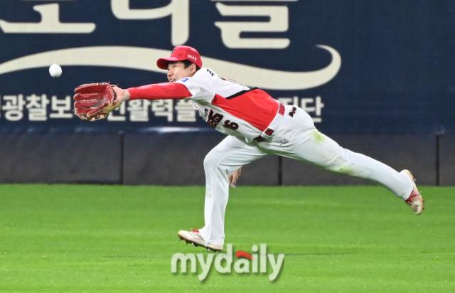 23일 오후 광주광역시 임동 광주기아챔피언스필드에서 진행된 '2024 프로야구 KBO리그 포스트시즌' 한국시리즈 2차전 KIA타이거즈와 삼성라이온즈와의 경기. 기아 최원준이 6회초 무사 1,2루서 김현준의 타구를 놓치고 있다./광주=송일섭 기자 andlyu@mydaily.co.kr