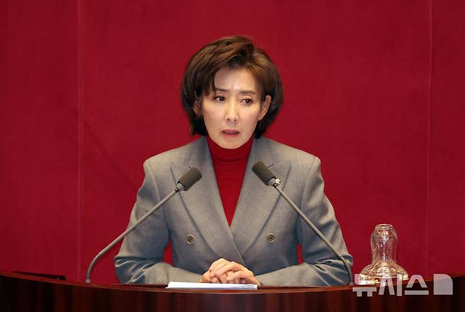 [서울=뉴시스] 고승민 기자 = 나경원 국민의힘 의원이 9일 서울 여의도 국회에서 열린 제420회 국회(임시회) 제5차 본회의,  윤석열 대통령 위헌적 비상계엄 선포 내란혐의 및 제주항공 여객기 참사 진상규명 관련 긴급현안질문에서 질의 전 모두발언을 하고 있다. 2025.01.09. kkssmm99@newsis.com