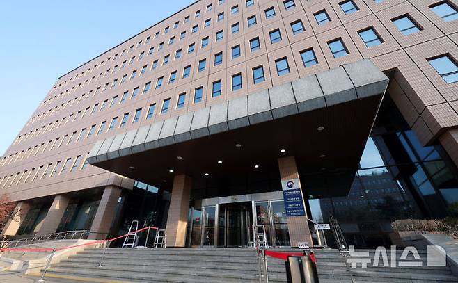 [과천=뉴시스] 추상철 기자 = 윤석열 대통령에 대한 2차 체포영장 집행이 임박한 12일 오전 경기 과천시 고위공직자범죄수사처(공수처)에 포토라인이 설치돼 있다. 2025.01.12. scchoo@newsis.com