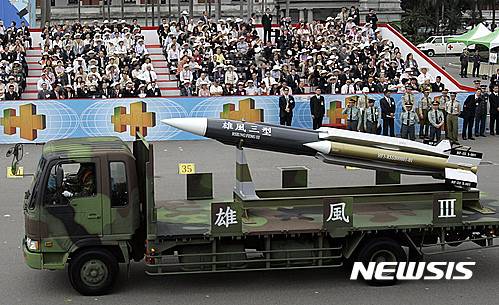 [타이베이=AP/뉴시스] 대만군이  쌍십절 군사 퍼레이드에서  슝펑-3 미사일 위용을 과시하고 있다.. 자료사진. 2025.01.12