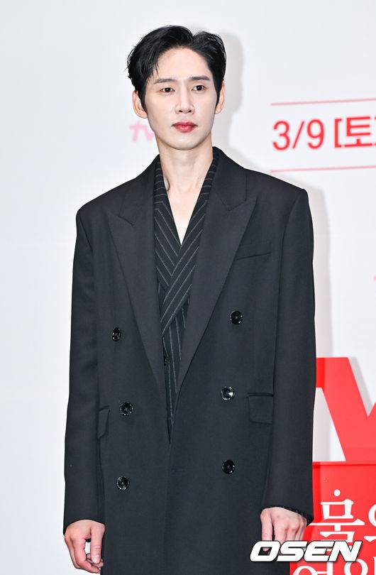 [OSEN=박준형 기자]  7일 서울 라마다서울 신도림 호텔&nbsp;그랜드볼룸홀에서 tvN 새 토일드라마 ‘눈물의 여왕’(극본 박지은/ 연출 장영우, 김희원/ 제작 스튜디오드래곤, 문화창고, 쇼러너스) 제작발표회가 진행됐다.퀸즈 그룹 재벌 3세이자 백화점의 여왕 홍해인(김지원 분)과 용두리 이장 아들이자 슈퍼마켓 왕자 백현우(김수현 분), 3년 차 부부의 아찔한 위기와 기적처럼 다시 시작되는 사랑 이야기를 담은 tvN 새 토일드라마 ‘눈물의 여왕’은 오는 9일 토요일 오후 9시 10분에 첫 방송된다.배우 박성훈이 포즈를 취하고 있다.    2024.03.07 / soul1014@osen.co.kr