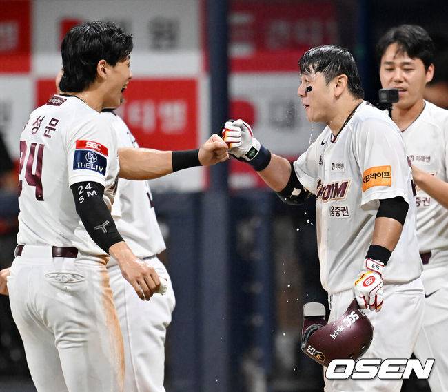 [OSEN=고척, 민경훈 기자] 14일 오후 서울 고척스카이돔에서 ‘2024 신한 SOL BANK KBO리그’ 키움 히어로즈와 KIA 타이거즈의 경기가 진행됐다. 이 경기에서 키움은 최주환의 9회말 끝내기 홈런에 힘입어 2-1로 KIA에 역전승 했다. 9회말 1사 키움 최주환이 우월 끝내기 홈런을 때린 후 송성문의 축하를 받고 있다. 2024.08.14 / rumi@osen.co.kr