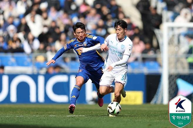 지난해 3월 1일 울산문수경기장에서 펼쳐진 K리그1 개막전에서 울산 김민우(왼쪽)와 포항 홍윤상이 공을 다투고 있다. 사진제공｜한국프로축구연맹