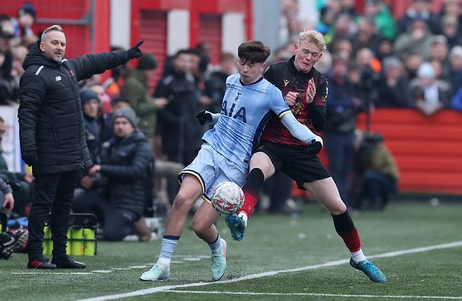 마이키 무어가 상대 선수와 경합하고 있다. <저작권자(c) 연합뉴스, 무단 전재-재배포, AI 학습 및 활용 금지>