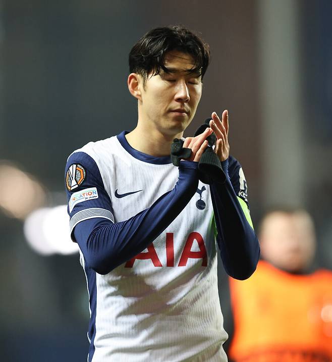 ▲ 손흥민은 이제 중요한 선택의 기로에 서 있다. 토트넘에서 남은 계약 기간 동안 자신의 가치를 재확인하며 팀에 잔류할 것인지, 아니면 새로운 도전을 위해 다른 팀으로 이적할 것인지 결정해야 한다. 손흥민의 헌신이 토트넘에서 끝내 인정받을지, 혹은 새로운 팀에서 재평가될지 모든 시선이 쏠리게 될 것이다. 토트넘이 1년 연장 옵션을 발동해 2026년까지 손흥민과 계약을 유지했지만 잔류에 대한 희망과 레전드 대우보다는 ‘방출’에 초점이 쏠리고 있다. 전 브렌트퍼드 감독 마틴 앨런은 “그의 전성기는 지났다. 이제는 적절한 가격에 판매해야 할 때”라고 말하고 있다. 손흥민은 이번 계약 연장 발표 후에도 “토트넘을 사랑한다. 10년 동안 이곳에서 보낸 모든 시간이 자랑스럽다”며 팀에 대한 애정을 드러냈다. 그는 주장으로서 팀을 이끌기 위해 매일 노력하고 있지만, 토트넘의 방출 계획이 현실화된다면, 그의 헌신은 더 이상 가치를 인정받지 못하는 셈이 된다 ⓒ연합뉴스