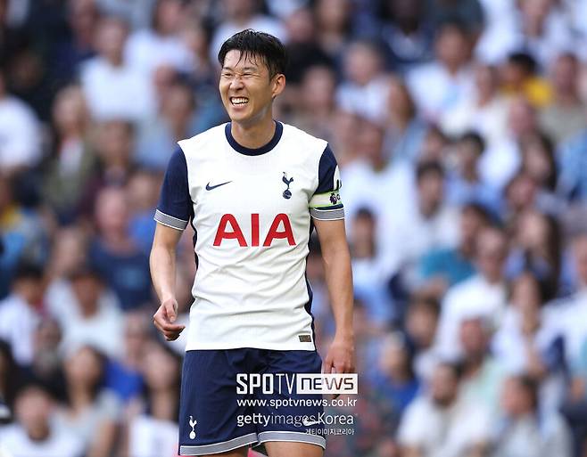 ▲ 손흥민은 2022-23시즌 동안 스포츠 탈장으로 극심한 고통을 겪었다. 이 부상은 축구 선수에게 치명적인 것으로, 급격한 방향 전환이 반복되는 상황에서 발생하며 경기 중 모든 움직임에 영향을 미친다. 손흥민은 시즌 내내 수술을 미루며 경기를 뛰었고, 시즌 종료 후에서야 수술을 받았다고 고백했다.