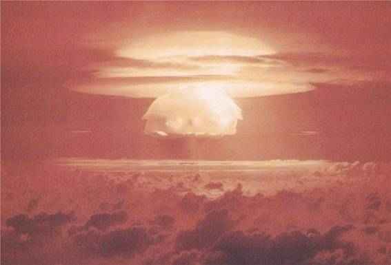 1954년 3월 1일 남태평양 비키니섬 핵실험장에서 미국 최초의 수소폭탄 '캐슬 브라보(Castle Bravo)'가 폭발하는 모습. [사진 | 미 정부]