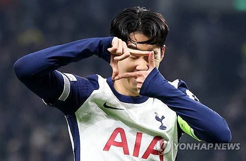 손흥민이 토트넘과 현 계약서 1년 연장 옵션 행사를 마친 뒤에도 끊임 없는 논란에 휩싸이고 있다. 이번 시즌 부상과 부진 등으로 다소 주춤하자 올 여름 그를 이적료 받고 팔아야 할 때라는 주장이 속출하는 중이다. 크리스털 팰리스 전 구단주인 사이먼 조던은 손흥민이 2023년 5월에 받은 탈장 수술을 걸고 넘어지며 '그 이후부터 손흥민은 최고 기량과 조금 떨어져 있었다"고 했다. 하지만 그와 최고의 호흡을 선보인 해리 케인은 손흥민을 가리켜 '전세계 빅리그에서 가장 과소평가된 선수'라며 극찬했다. 연합뉴스