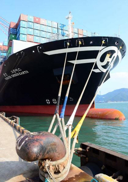 한진해운 선박이 부산항에 정박해 있다. (사진=뉴시스)