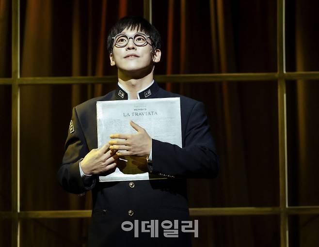 뮤지컬 ‘일 테노레’ 넘버 ‘오페라 레슨’ 중 배우 홍광호(윤이선 역)의 공연 장면. (사진=오디컴퍼니)
