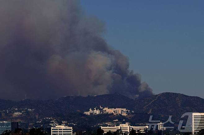 11일 (현지시간) 팰리세이즈 파이어가 발생한 캘리포니아주 로스앤젤레스 상공에 검은 연기가 솟아 오르고 있다. 202.01,12 ⓒ AFP=뉴스1 ⓒ News1 우동명 기자
