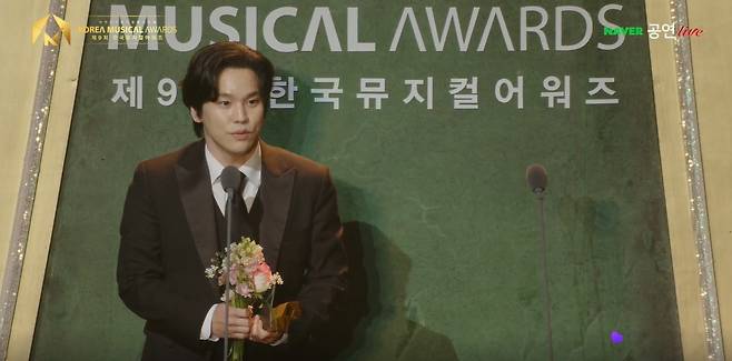 '제9회 한국뮤지컬어워즈'에서 남우주연상을 받은 홍광호.(한국뮤지컬협회/네이버TV 영상 캡처)