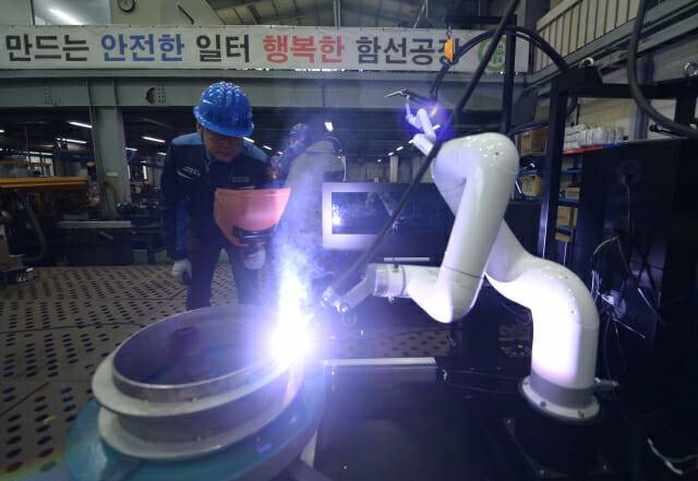 뉴로메카의 협동용접로봇이 해군 제2수리창에 도입돼 작업하고 있다. (사진=뉴로메카)