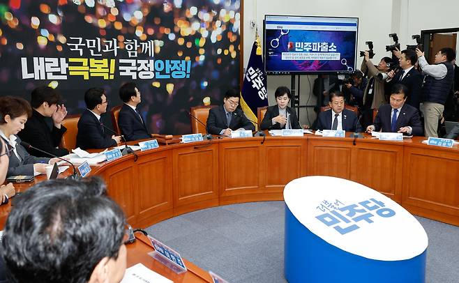 이재명 더불어민주당 대표와 박찬대 원내대표, 최고위원들이 지난 6일 오전 국회에서 열린 최고위원 회의에서 민주당 홈페이지에 마련된 허위조작 정보 신고센터 '민주파출소'에 대한 전용기 의원의 설명을 듣고 있다. 이에 대해 이 대표와 민주당 비판 목소리를 고발하고 차단하기 위한 '입틀막' 아니냐는 논란이 일었다.   /뉴스1