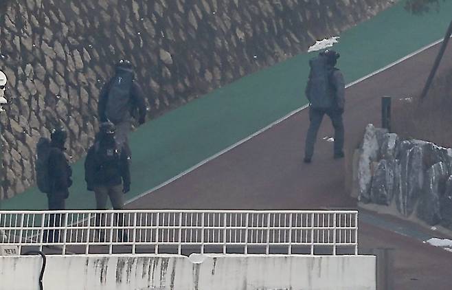 13일 서울 용산구 한남동 대통령 관저에서 배낭을 멘 대통령경호처 요원들이 오가고 있다./뉴스1