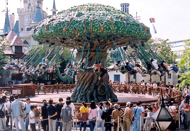 2000년대 초반의 회전그네. /롯데월드 어드벤처 제공