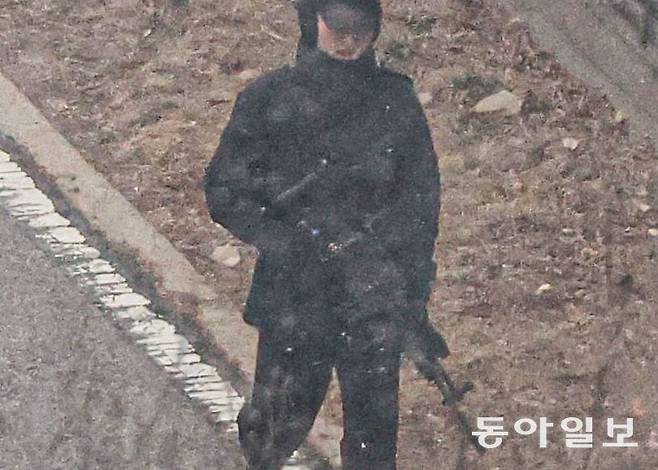 13일 서울 용산구 한남동 대통령 관저 외곽에서 55경비단으로 추정되는 한 경호병력이 K2C1 소총을 들고 관저 외곽을 순찰하고 있다. 박형기 기자 oneshot@donga.com