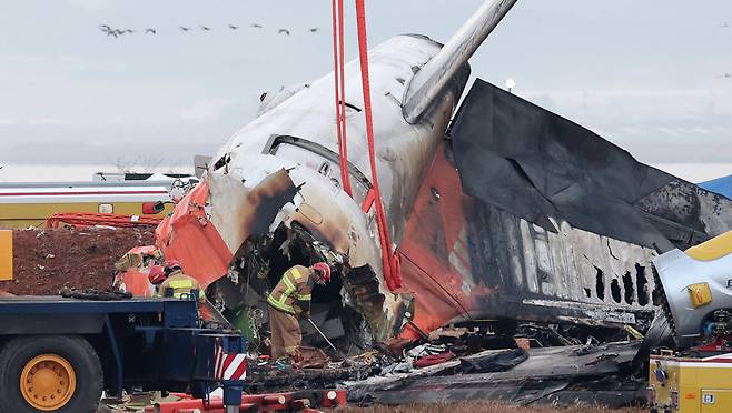 2024년 12월 29일  전남 무안국제공항에서 발생한 제주항공 여객기 충돌 사고 현장에서 소방관이 사고 수습을 하고 있다. /뉴스1