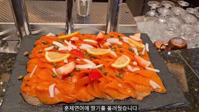 GOMCAM 20250112_2312150718.jpg 1인 14만원 국내 최고가 딸기뷔페에서 나오는 음식 종류