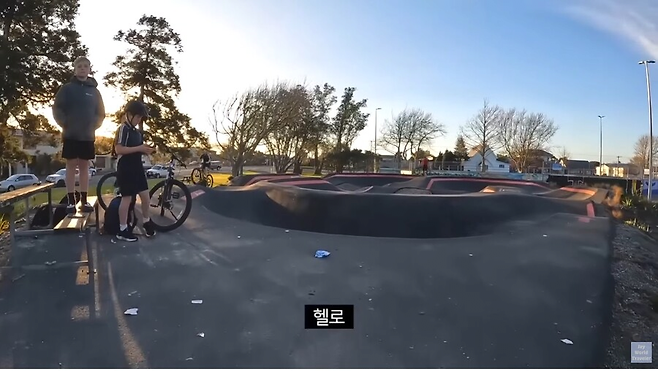 image.png 아시아인의 모자를 강탈하는 서양 어린이 .jpg 아시아인의 모자를 강탈하는 서양 어린이 .jpg