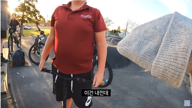 image.png 아시아인의 모자를 강탈하는 서양 어린이 .jpg 아시아인의 모자를 강탈하는 서양 어린이 .jpg