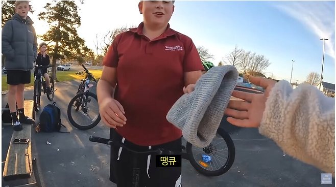 image.png 아시아인의 모자를 강탈하는 서양 어린이 .jpg 아시아인의 모자를 강탈하는 서양 어린이 .jpg