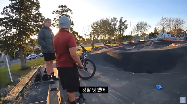 image.png 아시아인의 모자를 강탈하는 서양 어린이 .jpg 아시아인의 모자를 강탈하는 서양 어린이 .jpg