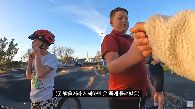 image.png 아시아인의 모자를 강탈하는 서양 어린이 .jpg 아시아인의 모자를 강탈하는 서양 어린이 .jpg