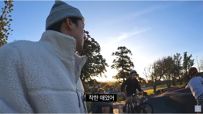 image.png 아시아인의 모자를 강탈하는 서양 어린이 .jpg 아시아인의 모자를 강탈하는 서양 어린이 .jpg