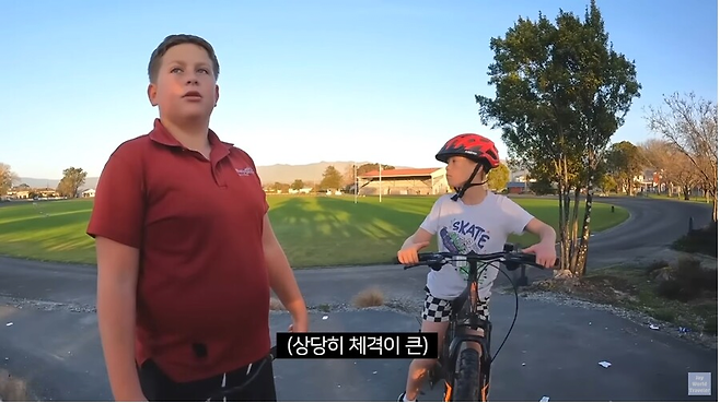 image.png 아시아인의 모자를 강탈하는 서양 어린이 .jpg 아시아인의 모자를 강탈하는 서양 어린이 .jpg