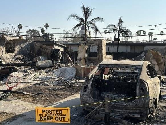 미 서부 최대 도시 로스앤젤레스(LA)에서 동시 다발한 산불로 샌프란시스코보다 넓은 면적이 불에 탔다. 산불로 타 버린 주택들. 연합뉴스