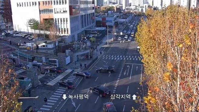 윤석열 대통령이 비상계엄을 선포한 지난해 12월3일 아침 8시56분, 서울 용산구 한남동 대통령 관저를 출발한 `가짜출근\' 의심 차량 행렬이 용산 대통령실 정문을 통과하고 있다. 경찰청 도시교통정보센터 폐회로티브이(CCTV) 영상 갈무리