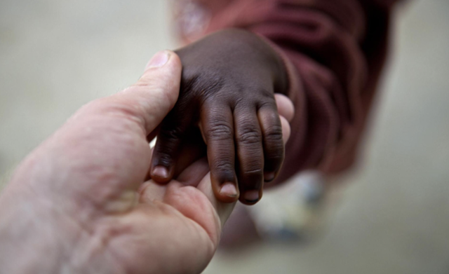 코울터의 1989년 4월 ‘New Internationalist’ 칼럼에 쓰인 사진. 그는 '빈곤 포르노' 같은 용어들이 만들어지기도 전인 당시부터 국제 구호단체들이 수혜자들의 자구 노력이나 인격적 존엄은 아랑곳 않고, 또 가난과 비참의 역사-사회적 원인과 맥락을 무시한 채 자극적인 사진들로 잠재적 기부자들의 감정을 자극하는 데만 몰두하고 있다고 비판했다. 그는 시혜의 돈 못지 않게 원인과 책임을 일깨우는 교육이 더 중요한 NGO의 사명이라 여겼다. Alamy 사진, newint.org