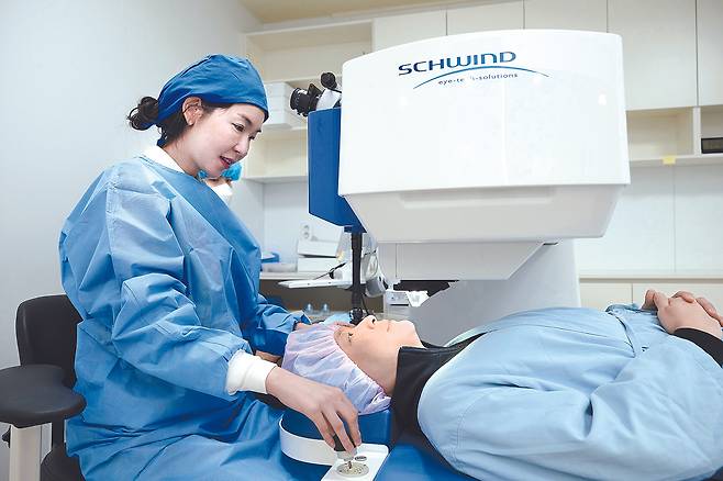 강남 밝은성모안과 금지은 대표원장은 “스마트 스마일라식은 라식과 라섹의 단점을 보완한 최신 시력교정술”이라면서 “각막 표면을 보존해 수술 후 통증이 적다”고 강조했다. 인성욱 객원기자