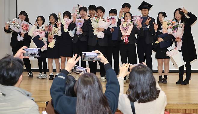 졸업생들이 기념촬영을 하고 있다. 송봉근 기자