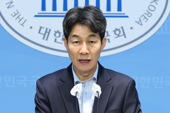 윤건영 더불어민주당 의원이 13일 오전 서울 여의도 국회 소통관에서 경호처 내부 제보 관련 기자회견을 열고 윤석열 대통령이 경호처 간부들에게 "나를 체포하려고 접근하는 경찰들에게 총은 안 되더라도 칼이라도 휴대해 무조건 막으라"고 지시했다고 주장하고 있다. 뉴스1