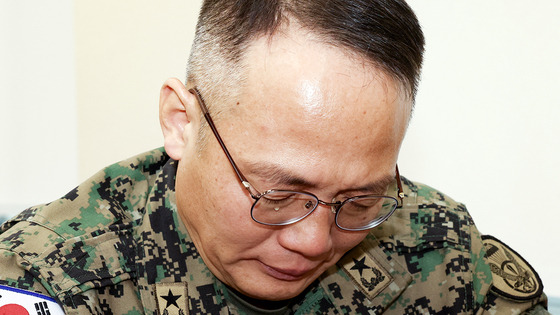 비상계엄 당시 국회에 투입된 제1공수특전여단의 이상현 여단장이 10일 오전 서울 여의도 국회 국방위원회에서 열린 계엄 관련 긴급 현안질의에 출석해 눈물을 흘리고 있다. 전민규 기자