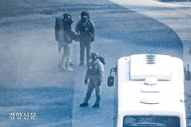 윤석열 대통령에 대한 2차 체포영장 집행이 임박한 지난 12일 서울 용산구 한남동 대통령 관저에서 헬멧과 전술복을 착용한 경호처 직원들이 경내를 살펴보고 있다. 성동훈 기자