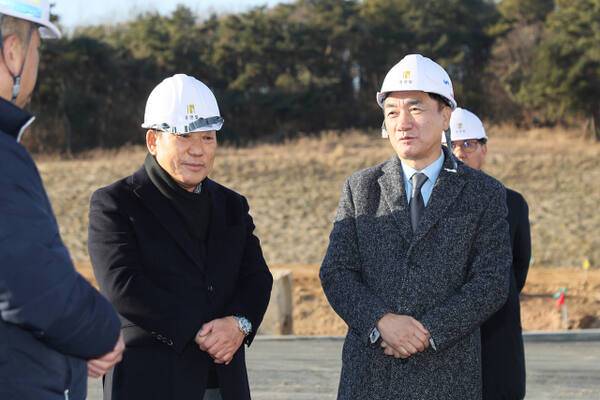 정장선 평택시장이 지난해 12월28일 화양지구 도시개발사업 현장에서 관계자들로부터 의견을 듣고 있다. 평택시 제공