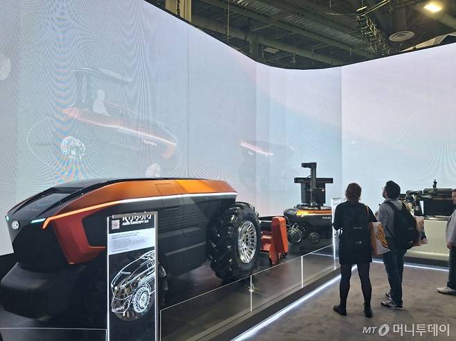 구보다가 CES 2025에서 공개한 자율주행 트랙터. 조종석을 없앴다. 80마력 제품이다./사진=김성진 기자.