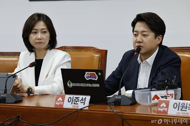 (서울=뉴스1) 안은나 기자 = 이준석 개혁신당 의원이 31일 오전 서울 여의도 국회에서 열린 전-현직 국회의원 연석회의에서 발언을 하고 있다. 왼쪽은 허은아 개혁신당 대표. 2024.5.31/뉴스1  Copyright (C) 뉴스1. All rights reserved. 무단 전재 및 재배포,  AI학습 이용 금지. /사진=(서울=뉴스1) 안은나 기자