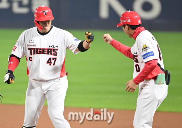 28일 오후 광주광역시 임동 광주기아챔피언스필드에서 진행된 '2024 프로야구 KBO리그 포스트시즌' 한국시리즈 5차전 KIA타이거즈와 삼성라이온즈의 경기. 기아 나성범이 3회말 무사 1루서 안타를 친 뒤 환호하고 있다./광주=송일섭 기자 andlyu@mydaily.co.kr