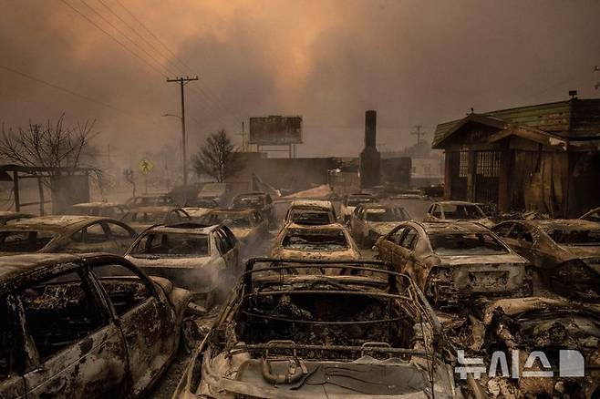 [이튼=AP/뉴시스]8일(현지시각) 미국 캘리포니아주 로스앤젤레스 이튼 산불로 불에 탄 자동차들의 모습. 2025.01.09.